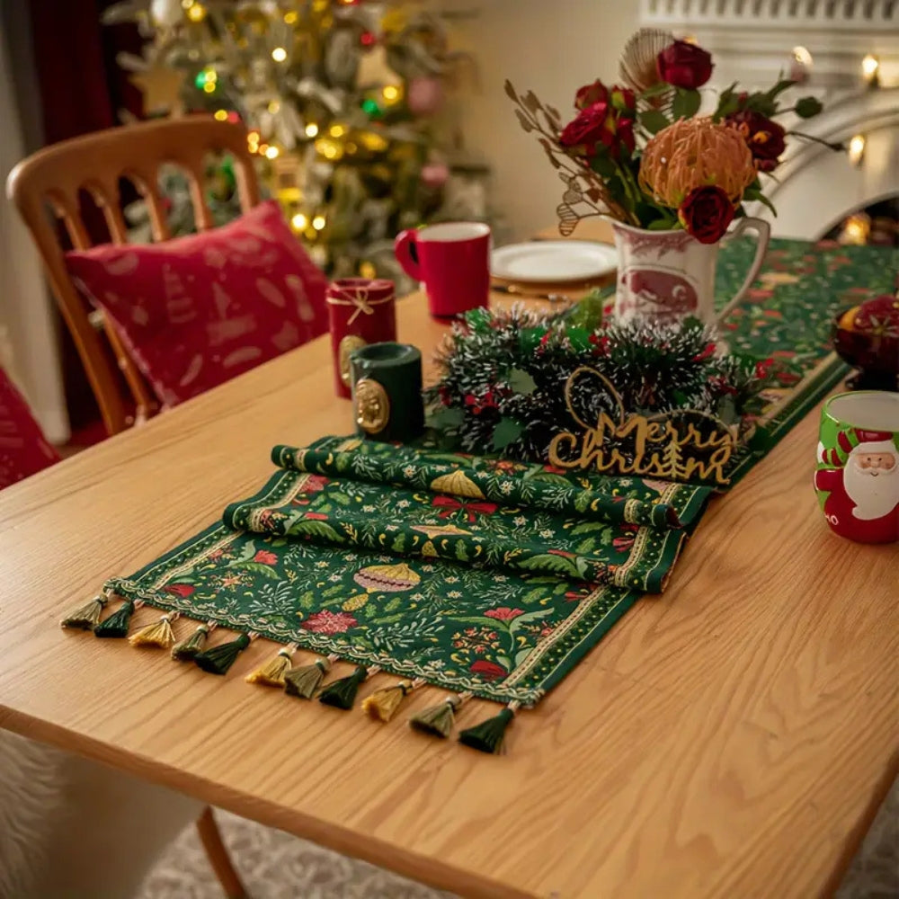 Chemin de table de Noël Trenora - Motif botanique, mélange de polyester avec pompons décoratifs