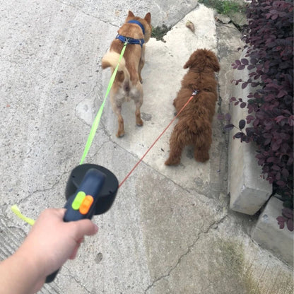 Laisse rétractable double pour deux chiens avec lampe de poche intégrée et distributeur de sacs à déjections