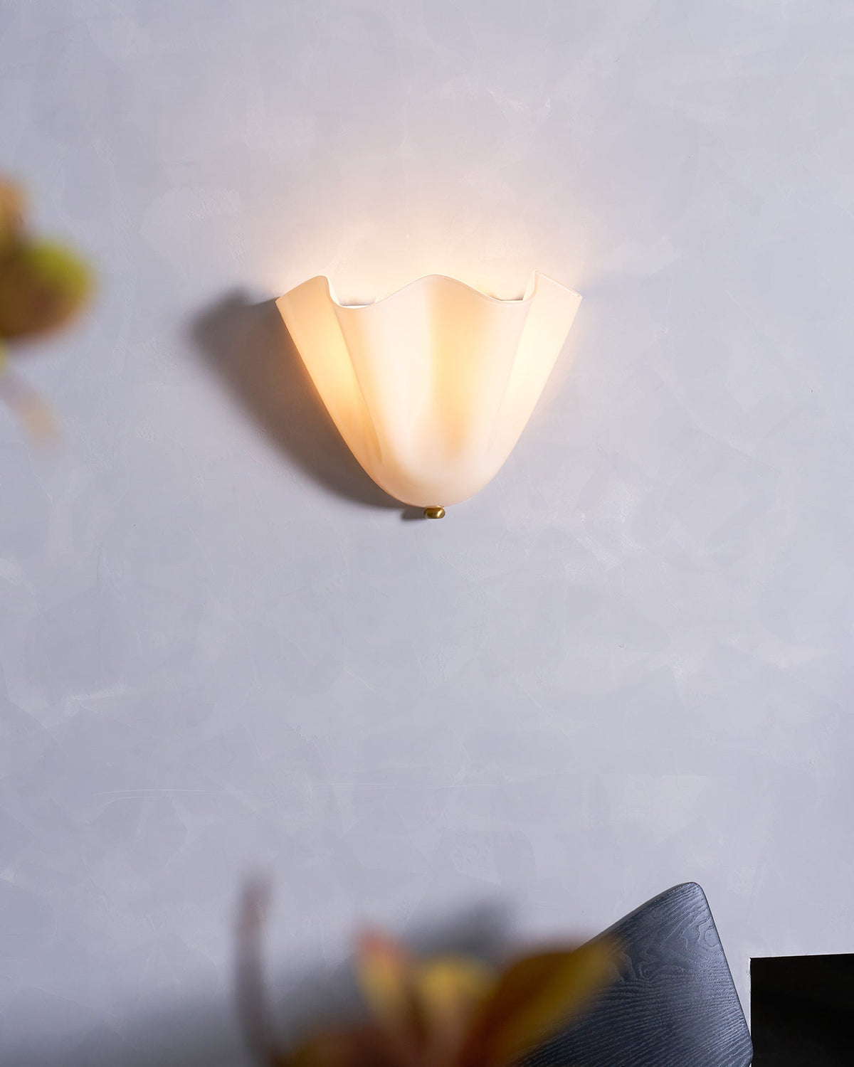 Indoor Sconce with Sculptural Glass Shade in Warm Tones – Metal Frame LED-Compatible – Wall-Mounted Accent for Bedrooms Hallways Living Spac