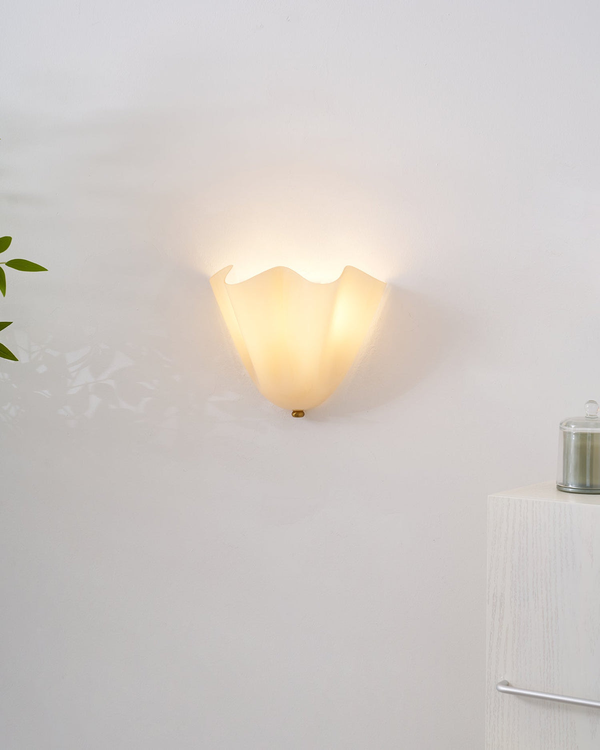 Indoor Sconce with Sculptural Glass Shade in Warm Tones – Metal Frame LED-Compatible – Wall-Mounted Accent for Bedrooms Hallways Living Spac