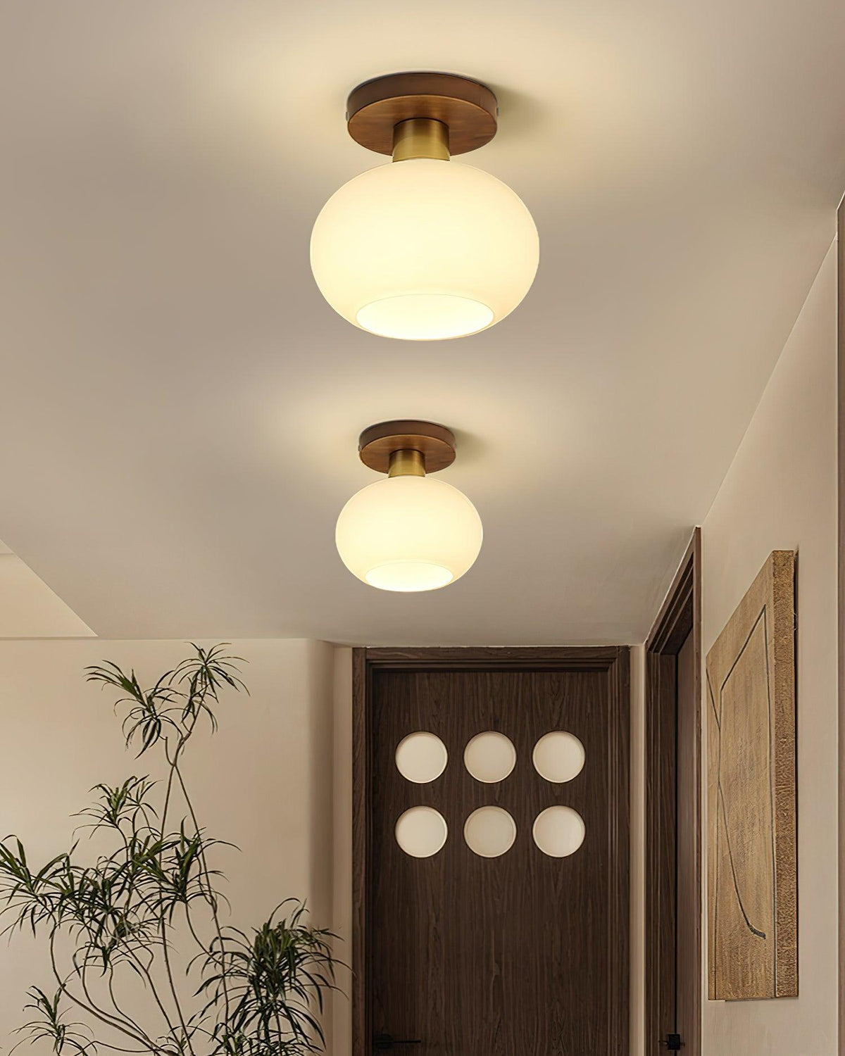 Plafonnier globe encastré avec base en noyer et accents en cuivre pour chambre, entrée ou plafonds bas – Culot E27, abat-jour en verre blanc opale