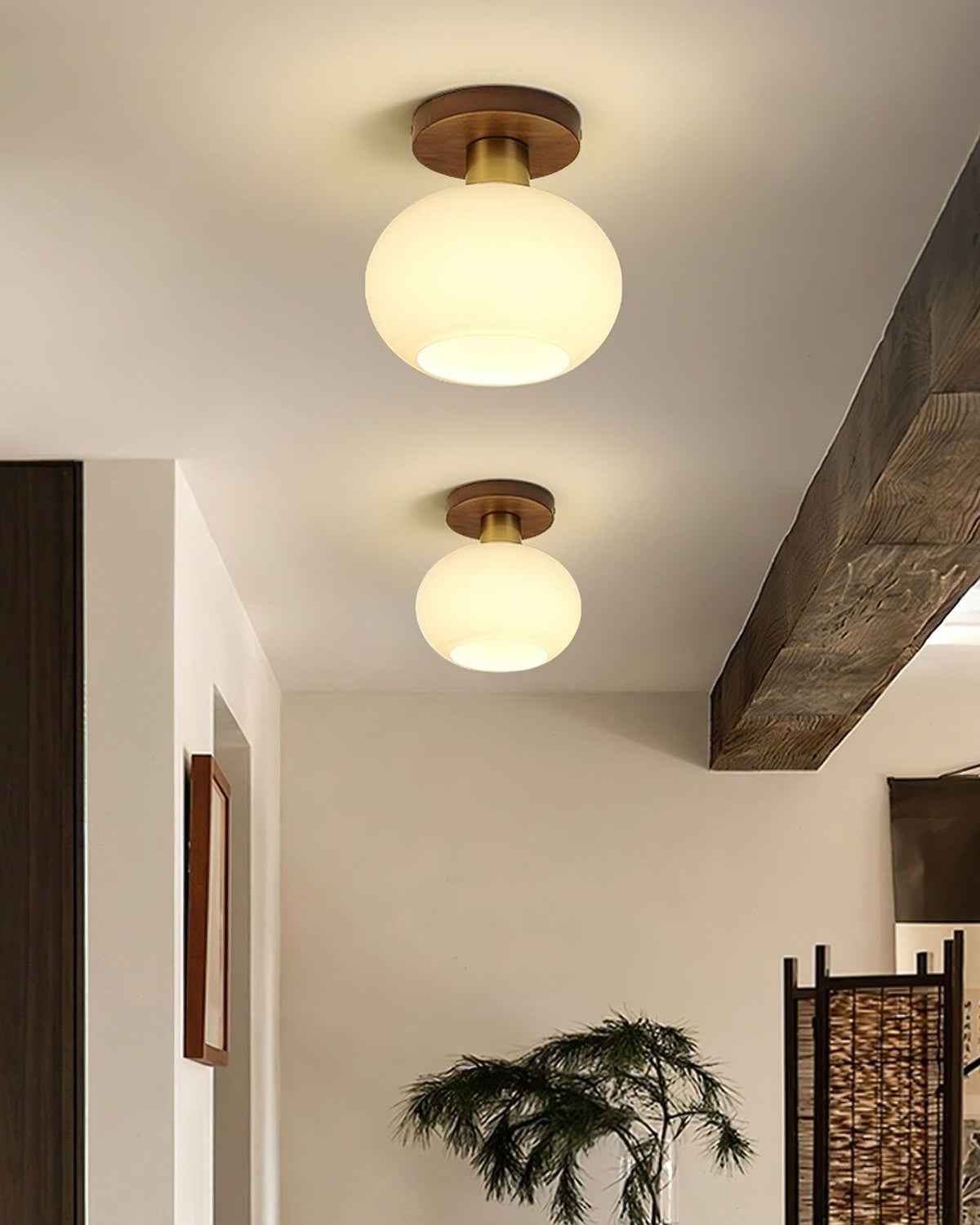 Plafonnier globe encastré avec base en noyer et accents en cuivre pour chambre, entrée ou plafonds bas – Culot E27, abat-jour en verre blanc opale