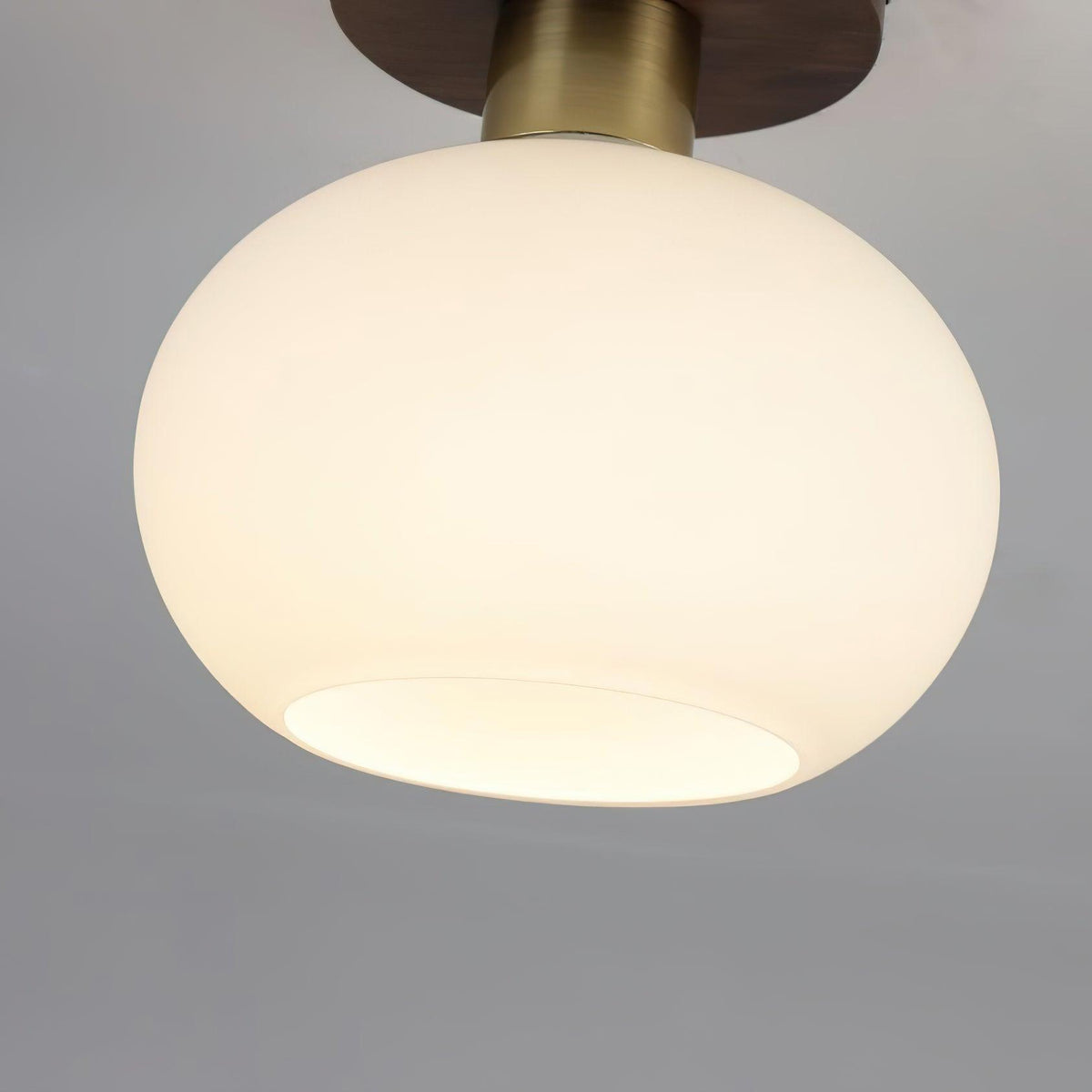 Plafonnier globe encastré avec base en noyer et accents en cuivre pour chambre, entrée ou plafonds bas – Culot E27, abat-jour en verre blanc opale