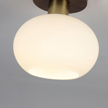 Plafonnier globe encastré avec base en noyer et accents en cuivre pour chambre, entrée ou plafonds bas – Culot E27, abat-jour en verre blanc opale