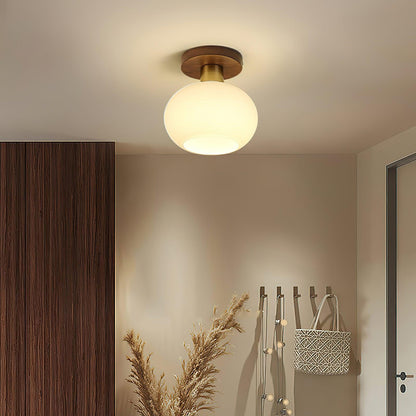 Plafonnier globe encastré avec base en noyer et accents en cuivre pour chambre, entrée ou plafonds bas – Culot E27, abat-jour en verre blanc opale