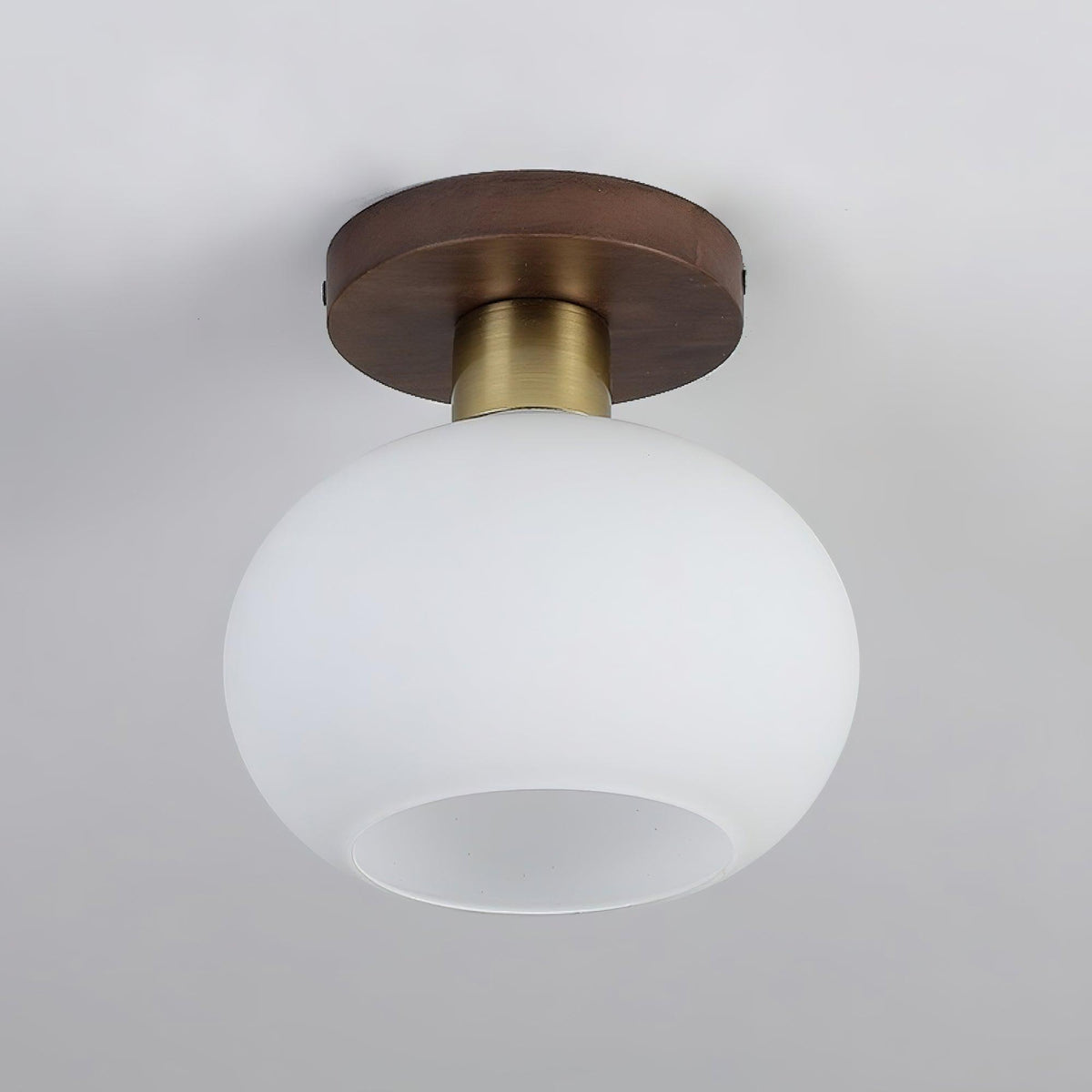 Plafonnier globe encastré avec base en noyer et accents en cuivre pour chambre, entrée ou plafonds bas – Culot E27, abat-jour en verre blanc opale