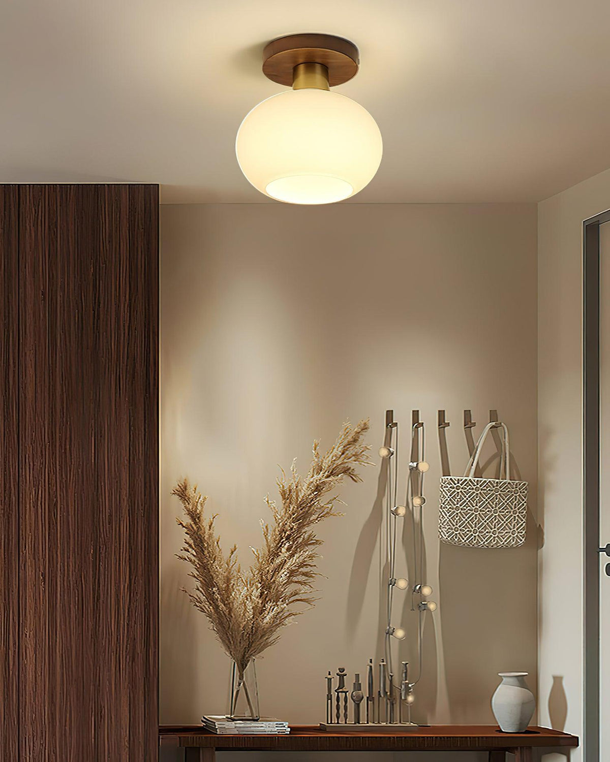Plafonnier globe encastré avec base en noyer et accents en cuivre pour chambre, entrée ou plafonds bas – Culot E27, abat-jour en verre blanc opale