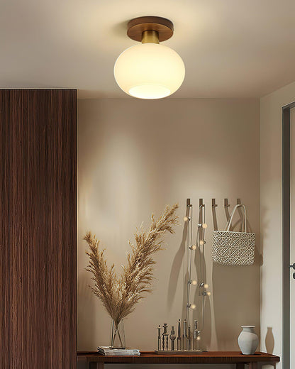 Plafonnier globe encastré avec base en noyer et accents en cuivre pour chambre, entrée ou plafonds bas – Culot E27, abat-jour en verre blanc opale