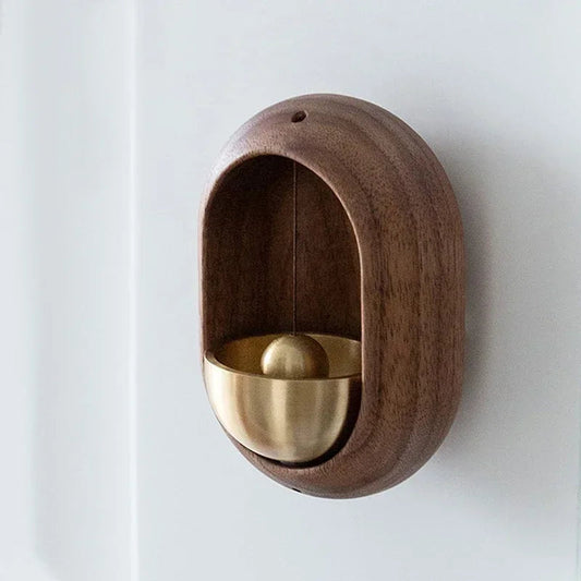Carillon de porte en bois avec accents en laiton, fixation magnétique et adhésive, design en bois naturel