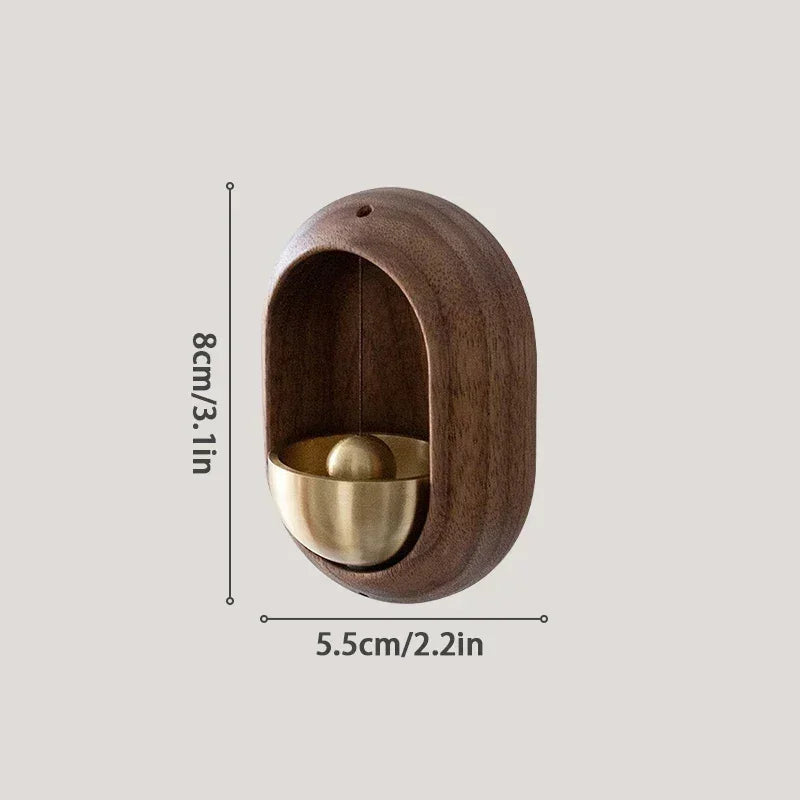 Carillon de porte en bois avec accents en laiton, fixation magnétique et adhésive, design en bois naturel