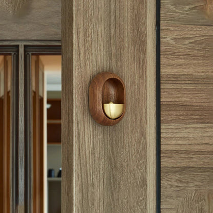 Carillon de porte en bois avec accents en laiton, fixation magnétique et adhésive, design en bois naturel