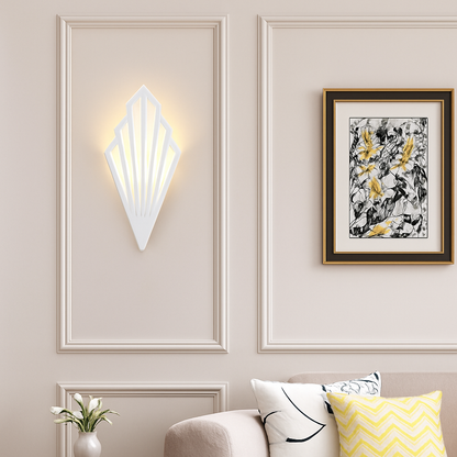 Applique murale géométrique triangulaire moderne en métal peint avec éclairage LED haut et bas pour chambre, couloir et salon