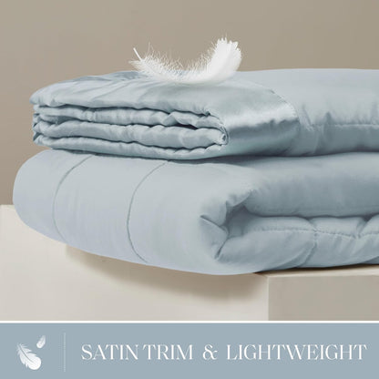 Collection Windom | Couverture en duvet synthétique avec traitement anti-humidité | Couvre-lit léger et doux toutes saisons, bordure satinée
