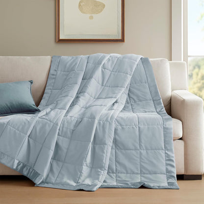 Collection Windom | Couverture en duvet synthétique avec traitement anti-humidité | Couvre-lit léger et doux toutes saisons, bordure satinée