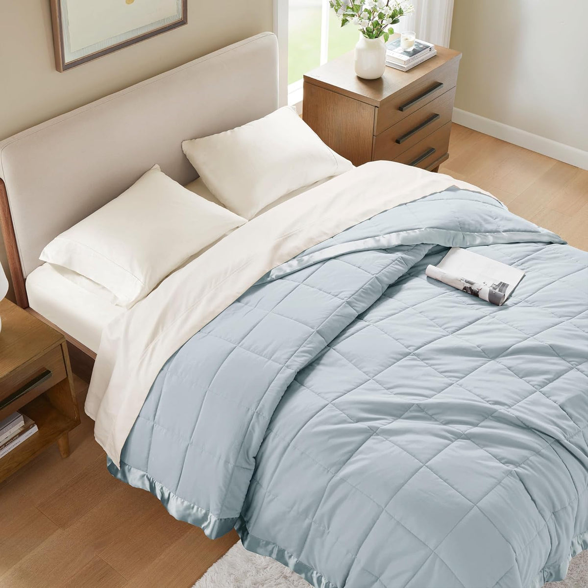 Collection Windom | Couverture en duvet synthétique avec traitement anti-humidité | Couvre-lit léger et doux toutes saisons, bordure satinée