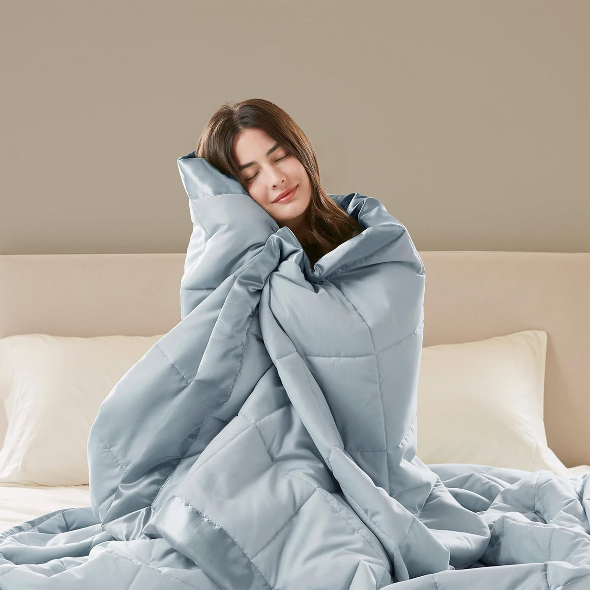 Collection Windom | Couverture en duvet synthétique avec traitement anti-humidité | Couvre-lit léger et doux toutes saisons, bordure satinée