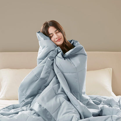 Collection Windom | Couverture en duvet synthétique avec traitement anti-humidité | Couvre-lit léger et doux toutes saisons, bordure satinée