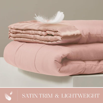 Collection Windom | Couverture en duvet synthétique avec traitement anti-humidité | Couvre-lit léger et doux toutes saisons, bordure satinée