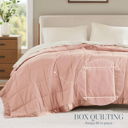Collection Windom | Couverture en duvet synthétique avec traitement anti-humidité | Couvre-lit léger et doux toutes saisons, bordure satinée