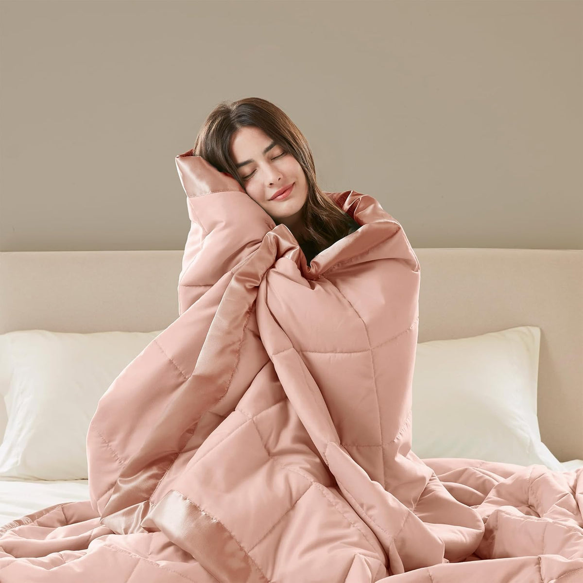 Collection Windom | Couverture en duvet synthétique avec traitement anti-humidité | Couvre-lit léger et doux toutes saisons, bordure satinée