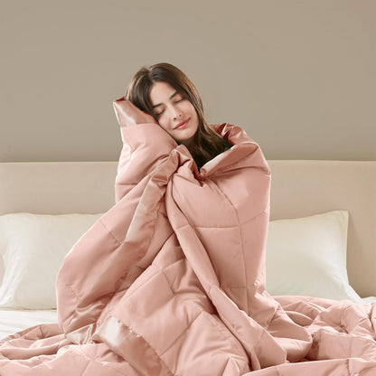 Collection Windom | Couverture en duvet synthétique avec traitement anti-humidité | Couvre-lit léger et doux toutes saisons, bordure satinée