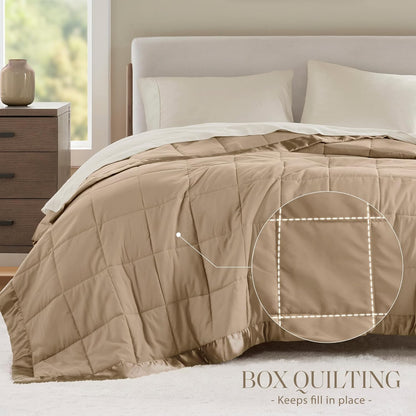 Collection Windom | Couverture en duvet synthétique avec traitement anti-humidité | Couvre-lit léger et doux toutes saisons, bordure satinée