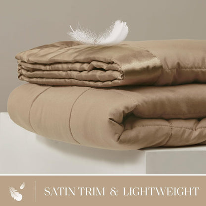 Collection Windom | Couverture en duvet synthétique avec traitement anti-humidité | Couvre-lit léger et doux toutes saisons, bordure satinée