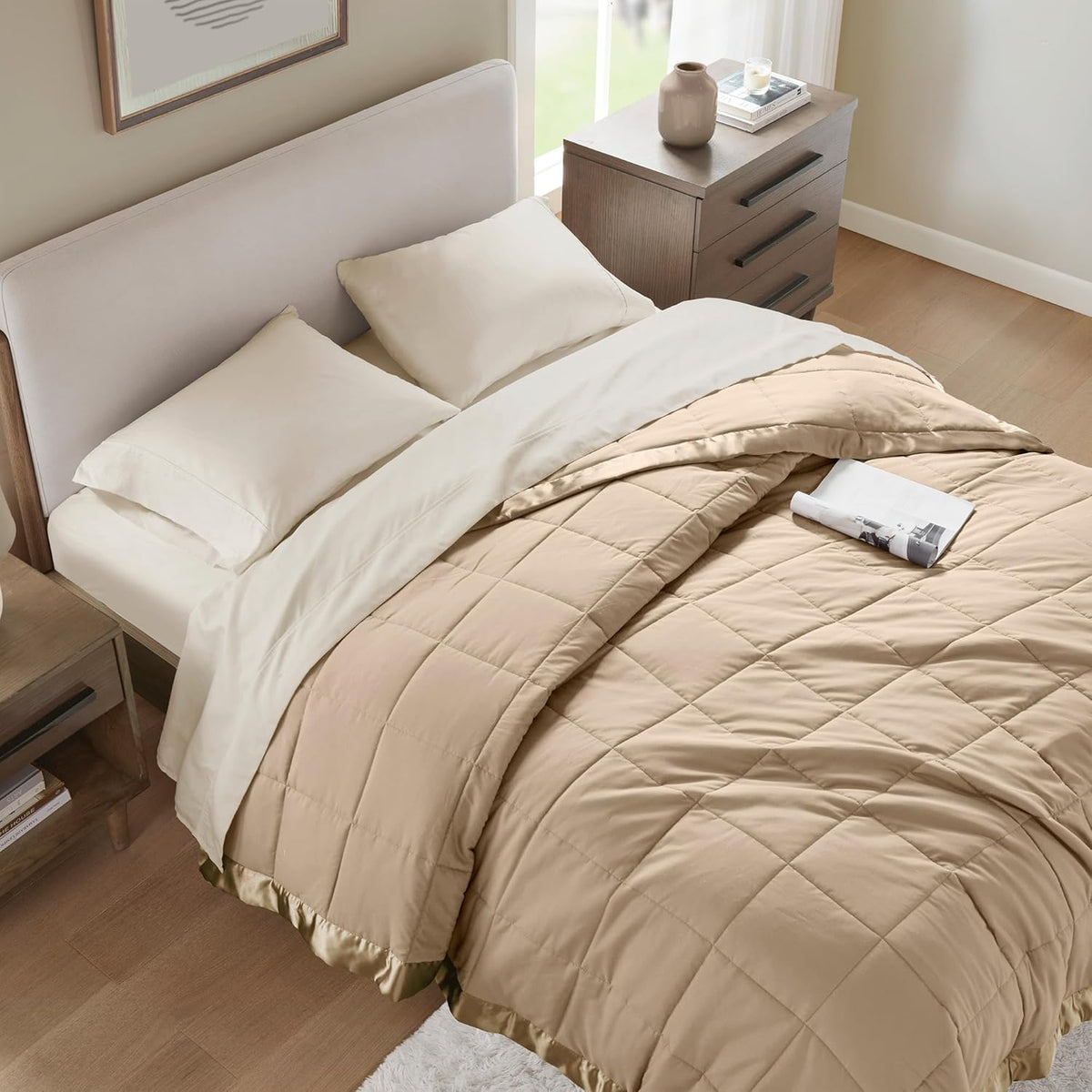 Collection Windom | Couverture en duvet synthétique avec traitement anti-humidité | Couvre-lit léger et doux toutes saisons, bordure satinée