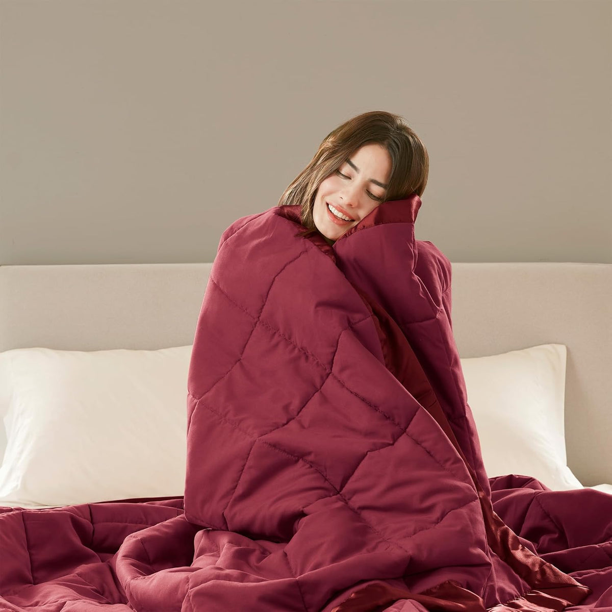 Collection Windom | Couverture en duvet synthétique avec traitement anti-humidité | Couvre-lit léger et doux toutes saisons, bordure satinée