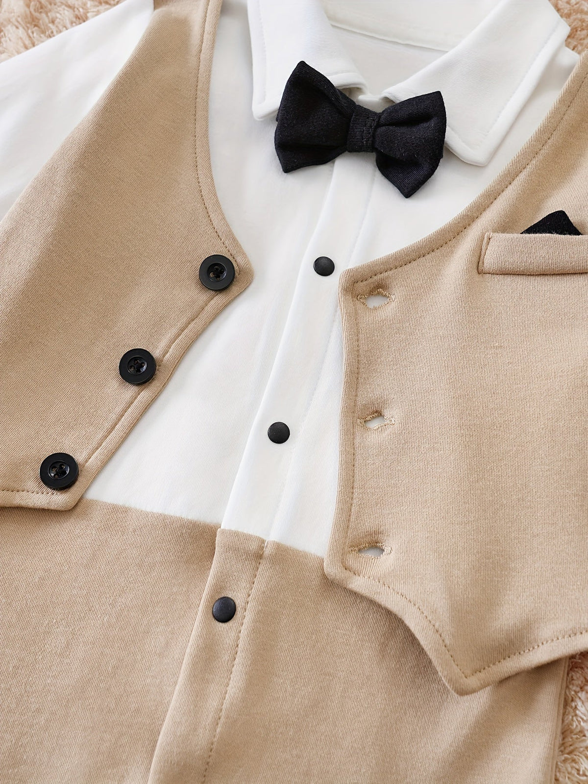 Barboteuse habillée pour bébé garçon avec nœud papillon | Tenue une-pièce style smoking élégant pour nourrissons et tout-petits | Costume de gentleman en coton pour mariages