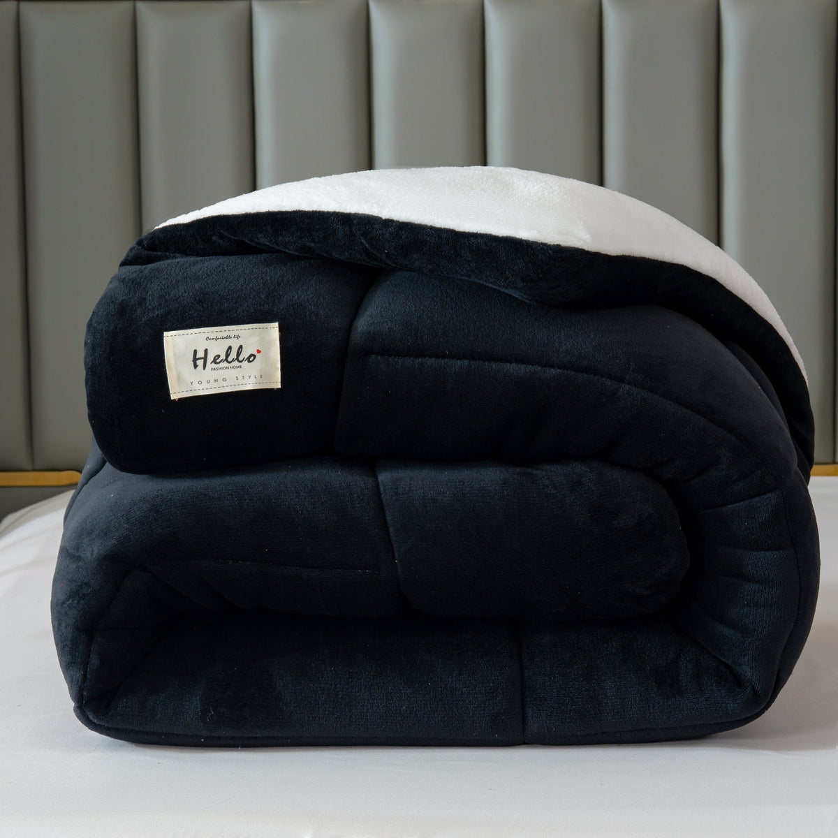 Plush Two-Sided Comforter for Bedroom - Checkered Microfiber & Fleece Blanket - Year-Round Lightweight Throw for Queen or Full Bed - Machine