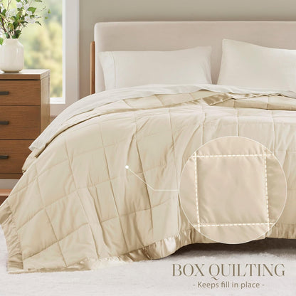Collection Windom | Couverture en duvet synthétique avec traitement anti-humidité | Couvre-lit léger et doux toutes saisons, bordure satinée