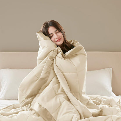 Collection Windom | Couverture en duvet synthétique avec traitement anti-humidité | Couvre-lit léger et doux toutes saisons, bordure satinée