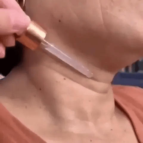 Sérum visage anti-âge à la vitamine C et à l'acide hyaluronique