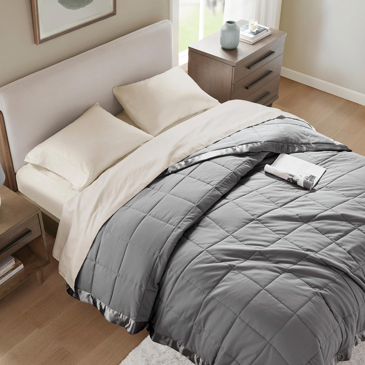 Collection Windom | Couverture en duvet synthétique avec traitement anti-humidité | Couvre-lit léger et doux toutes saisons, bordure satinée