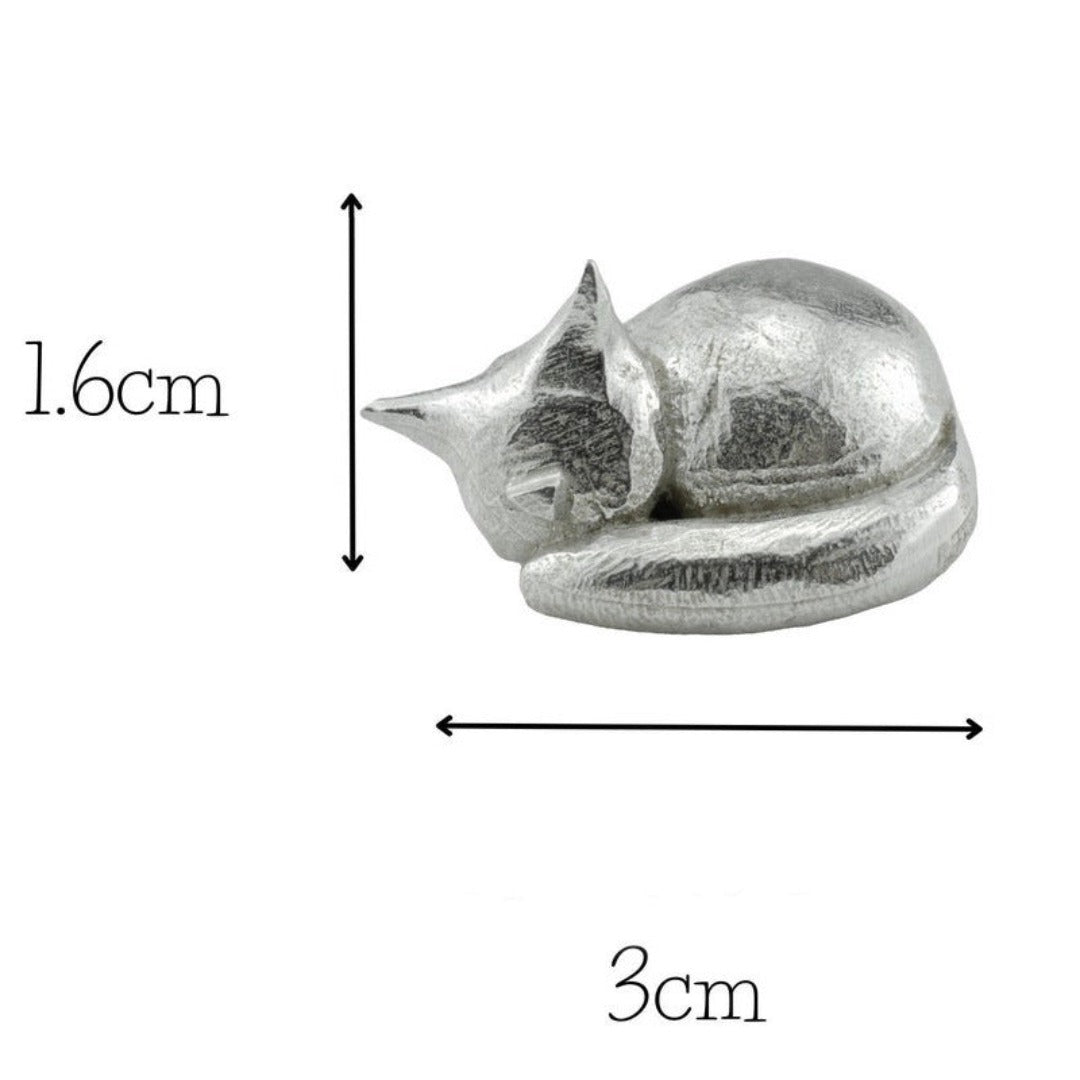 Metal Canine Figurine Silver Glossy Finish Shelf Accent Home Décor Minimalist Interior Piece Bookcase Display Ornament Animal Sculpture Cont