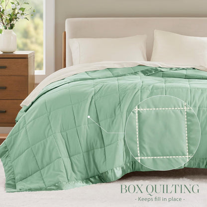 Collection Windom | Couverture en duvet synthétique avec traitement anti-humidité | Couvre-lit léger et doux toutes saisons, bordure satinée