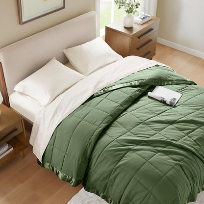Collection Windom | Couverture en duvet synthétique avec traitement anti-humidité | Couvre-lit léger et doux toutes saisons, bordure satinée