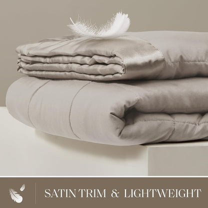 Collection Windom | Couverture en duvet synthétique avec traitement anti-humidité | Couvre-lit léger et doux toutes saisons, bordure satinée