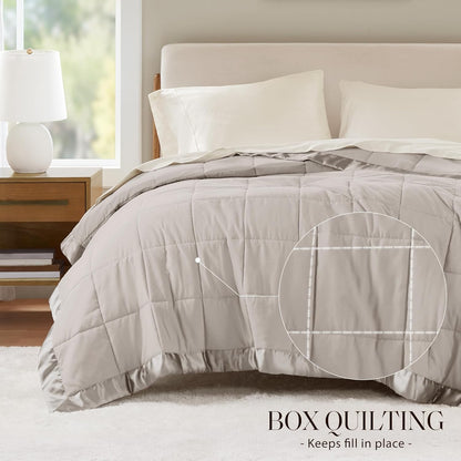 Collection Windom | Couverture en duvet synthétique avec traitement anti-humidité | Couvre-lit léger et doux toutes saisons, bordure satinée