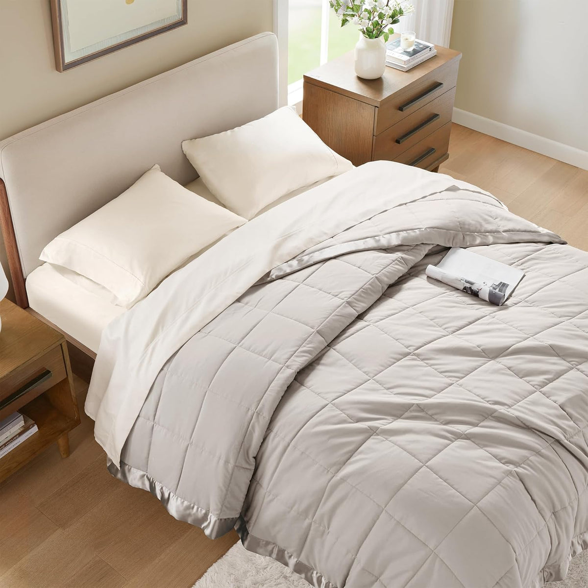 Collection Windom | Couverture en duvet synthétique avec traitement anti-humidité | Couvre-lit léger et doux toutes saisons, bordure satinée