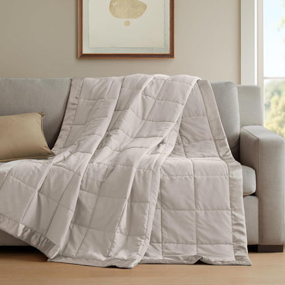 Collection Windom | Couverture en duvet synthétique avec traitement anti-humidité | Couvre-lit léger et doux toutes saisons, bordure satinée