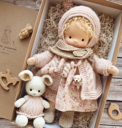 Jeu créatif | Poupée Waldorf faite main en tissu doux avec cheveux en mohair de qualité supérieure | Jouet unique pour des aventures imaginatives