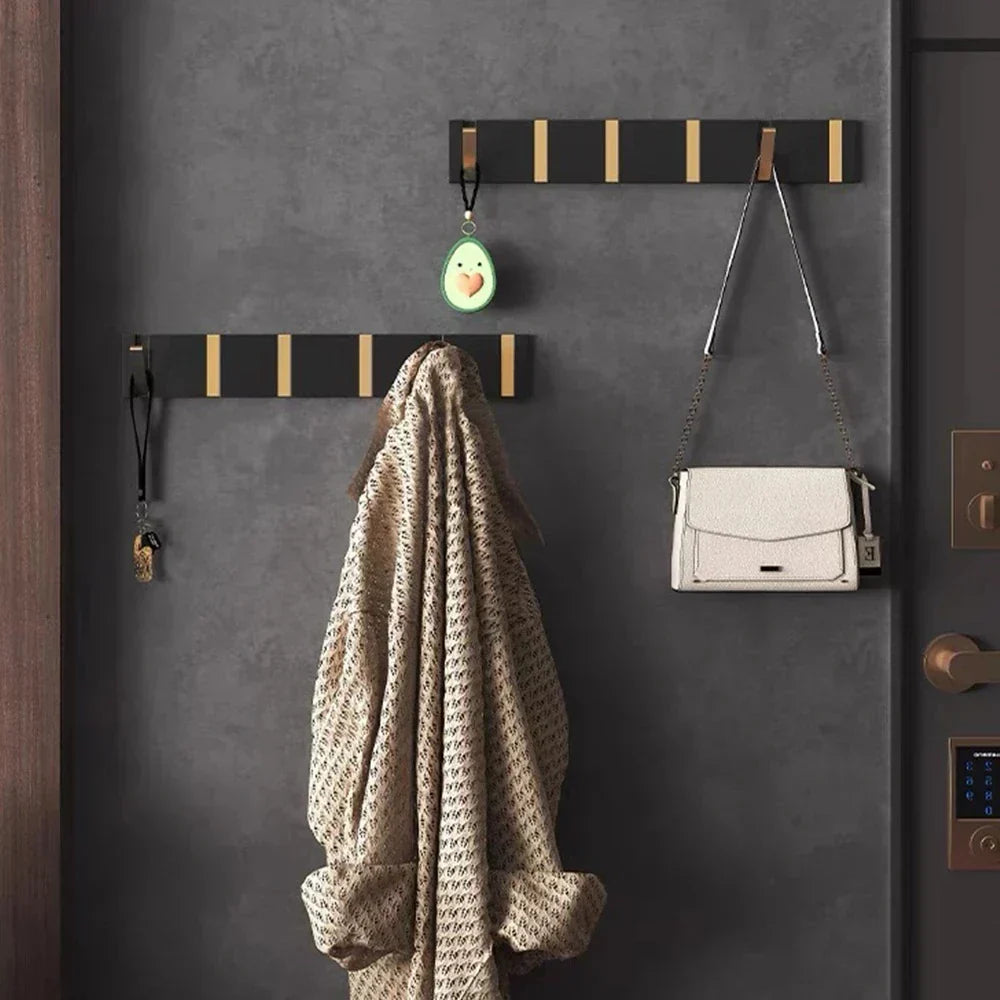 Patère murale élégante et peu encombrante au design pliable