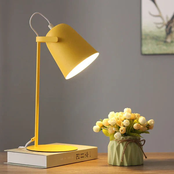 Lampe de table avec seau en métal rustique et abat-jour pastel