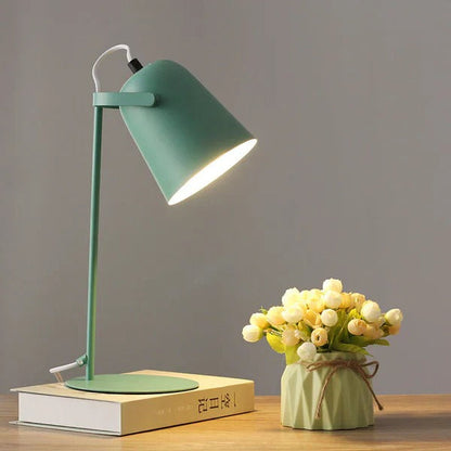 Lampe de table avec seau en métal rustique et abat-jour pastel