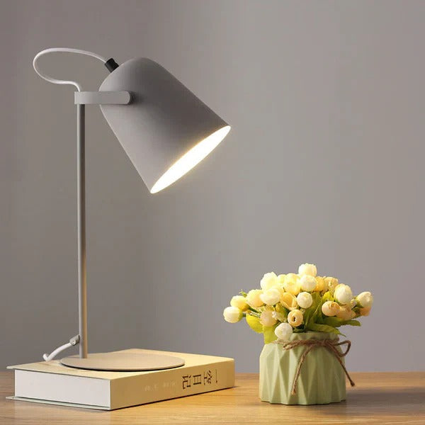 Lampe de table avec seau en métal rustique et abat-jour pastel
