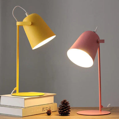 Lampe de table avec seau en métal rustique et abat-jour pastel