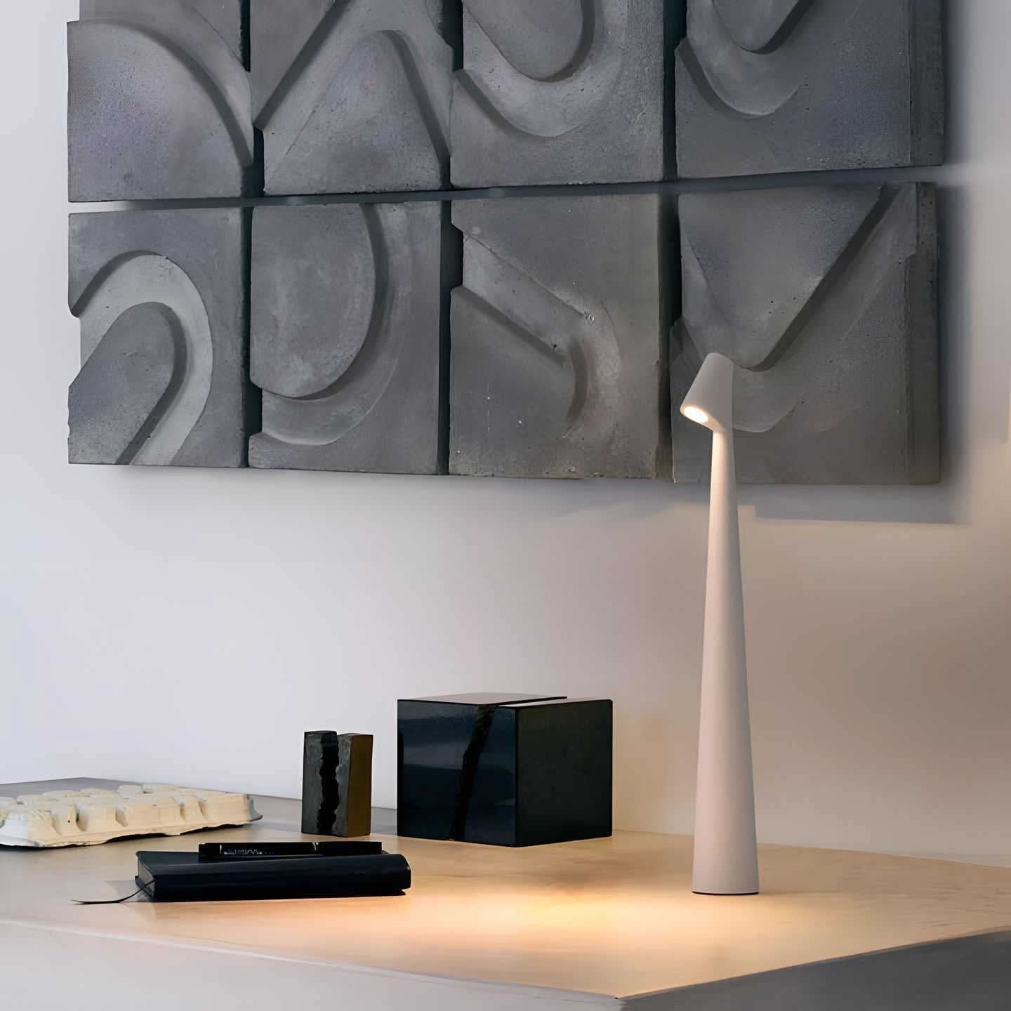 Lampe de bureau portable en métal avec luminosité réglable et port USB