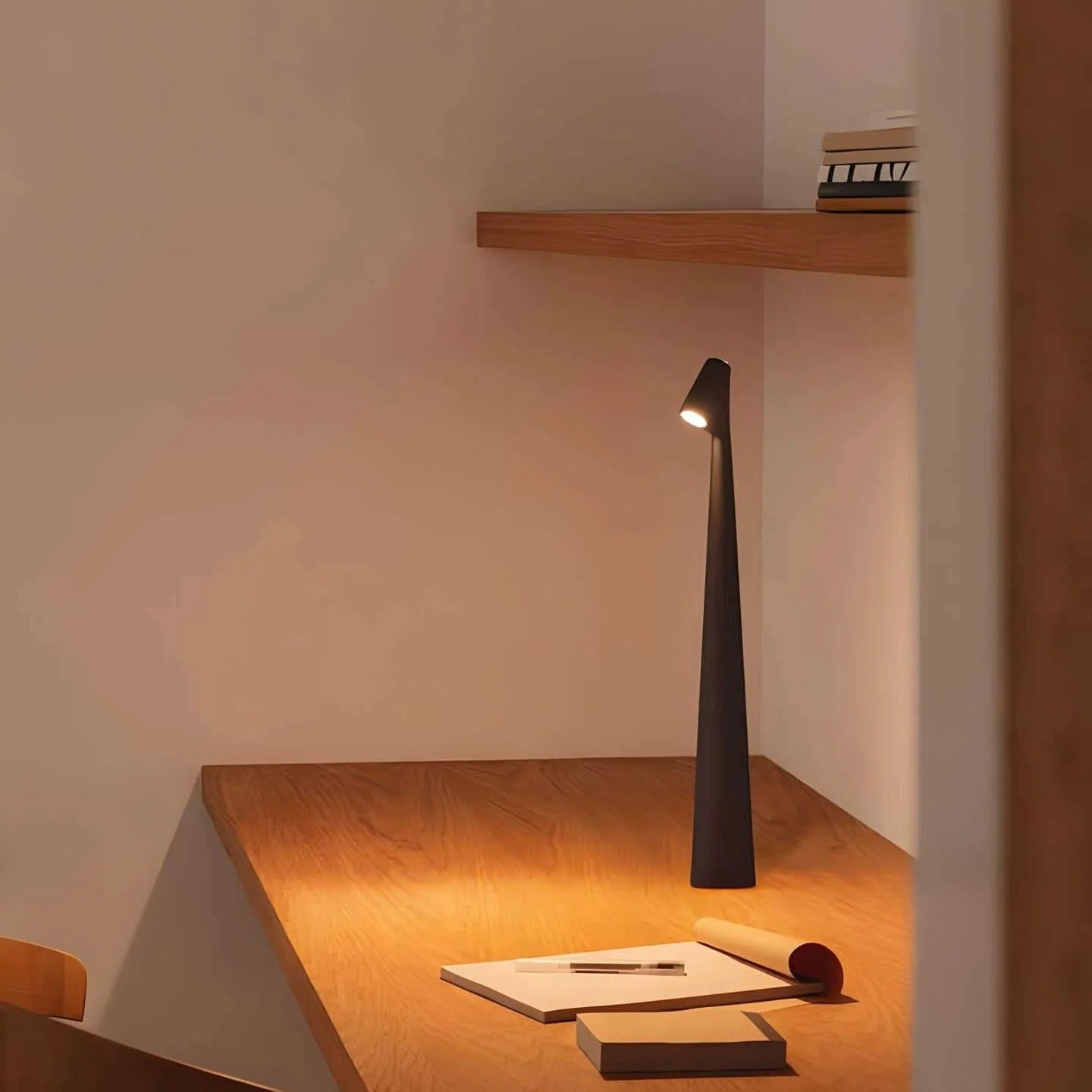 Lampe de bureau portable en métal avec luminosité réglable et port USB